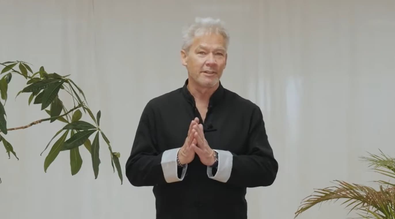 Pierre Pyronnet, mains jointes — incarnation de la pratique